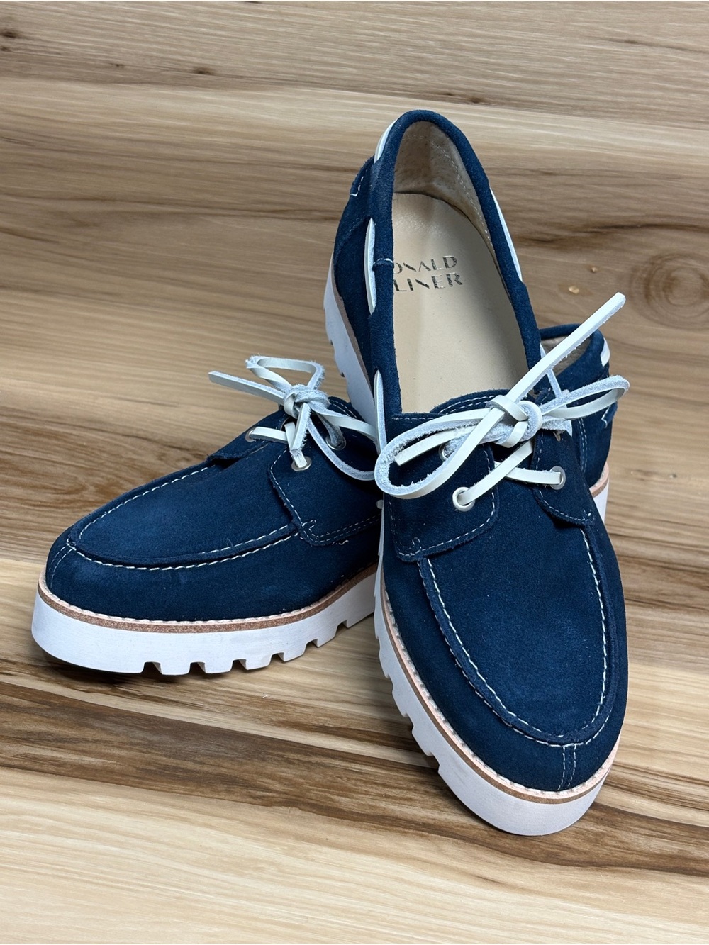 New Donald Pliner Harlie02 boat shoe blue suede upper white lug sole size 8.5